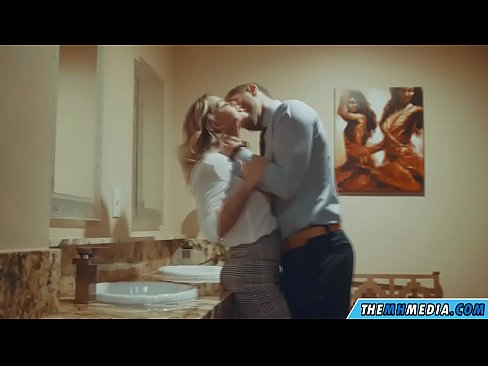 ❤️ Khi một cô gái tóc vàng busty quyến rũ bạn trong một nhà vệ sinh công cộng ❤️  Fuck video  ở% vi.tradeis.top%  ️❤